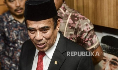 Menteri Agama Fachrul Razi menjawab pertanyaan wartawan usai serah terima jabatan (Sertijab) di Kantor Kementerian Agama, Jakarta, Rabu (23/10).