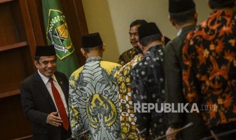 Menteri Agama Fachrul Razi (kiri) saat akan bersalaman dengan pegawai kementerian agama saat serah terima jabatan (Sertijab) di Kantor Kementerian Agama, Jakarta, Rabu (23/10).