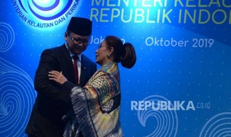 Menteri Kelautan dan Perikanan Edhy Prabowo bersalaman dengan Mantan Menteri Kelautan dan Perikanan Susi Pudjiastuti saat acara serah terima jabatan (Sertijab) di Kantor Kementerian Kelautan dan Perikanan (KKP), Jakarta, pada 23 Oktober 2019.