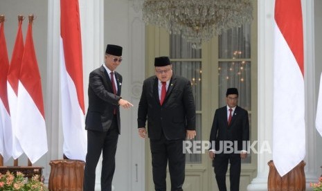 Pelantikan Kabinet Indonesia Maju. Menperin Agus Gumiwang bersama Menristek dan Kepala Badan Riset Inovasi Nasional Bambang Brodjonegoro bersiap mengikuti sesi foto bersama Presiden Joko Widodo usai upacara pelantikan Kabinet Indonesia Maju di Istana Negara, Jakarta, Rabu (23/10).