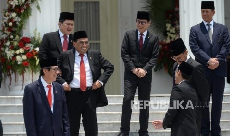 Pelantikan Kabinet Indonesia Maju. Jajaran menteri bersiap mengikuti sesi foto bersama Presiden Joko Widodo usai upacara pelantikan Kabinet Indonesia Maju di Istana Negara, Jakarta, Rabu (23/10).