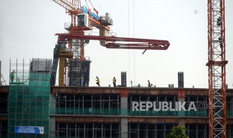 Pembangunan gedung bertingkat di Jakarta, Kamis (24/10). Bauran kebijakan ekonomi yang telah ditempuh Bank Indonesia tidak cukup untuk bisa mendongkrak pertumbuhan ekonomi di tengah adanya resesi ekonomi global.