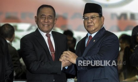 Menteri Pertahanan Prabowo Subianto dan Menteri Pertahanan Periode 2014-2019 Ryamizard Ryacudu bersalaman usai acara serah terima jabatan di Kantor Kementerian Pertahanan, Jakarta, Kamis (24/10).