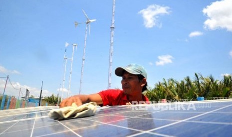 Kementerian Energi dan Sumber Daya Mineral (ESDM) memastikan peluang lapangan kerja di sektor energi baru terbarukan akan meningkat menyusul ditetapkannya target investasi Energi Baru Terbarukan dan Konservasi Energi (EBTKE) sekitar 20 miliar dolar hingga 2024. 