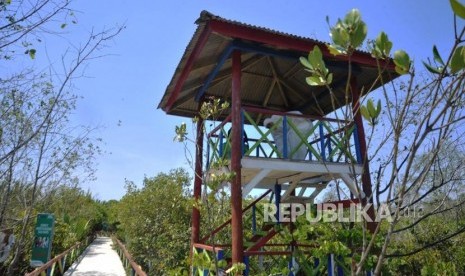 Konservasi MangrovePengunjung melakukan shalat dzuhur di gardu pandang wilayah konservasi Mangrove Kolak Sekancil Laguna Segara Anakan, Lempong Pucung, Kampung Laut, Kabupaten Cilacap, Jawa Tengah, Kamis (24/10).