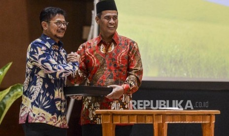 Menteri Pertanian Syahrul Yasin Limpo bersama Menteri Pertanian periode 2014-2019 Amran Sulaiman saat penyerahan berkas memori jabatan pada acara serah terima jabatan (Sertijab) di Kantor Kementerian Pertanian, Jakarta, Jumat (25/10).