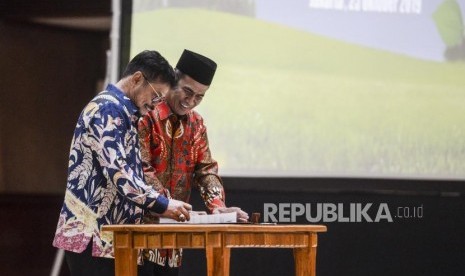 Menteri Pertanian Syahrul Yasin Limpo bersama Menteri Pertanian periode 2014-2019 Amran Sulaiman saat menandatangani memo serah terima jabatan (Sertijab) di Kantor Kementerian Pertanian, Jakarta, Jumat (25/10).