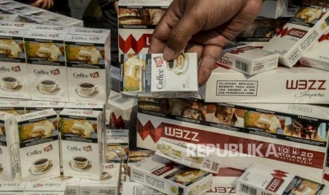 Petugas memperlihatkan bungkus rokok hasil penindakan barang kena cukai saat konferensi pers di Jakarta, Jumat (25/10).