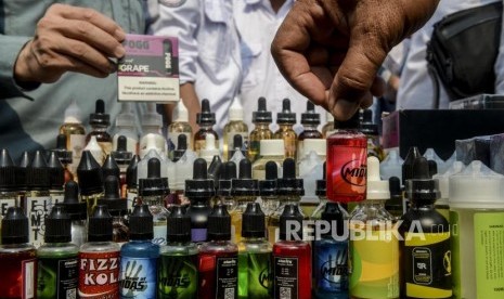 Petugas memperlihatkan liquid rokok elektrik hasil penindakan barang kena cukai saat konferensi pers di Jakarta, Jumat (25/10).