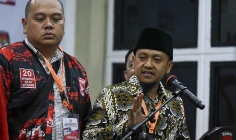 Sekjen Partai Keadilan dan Persatuan Indonesia (PKPI) Verry Surya Hendrawan (kanan)