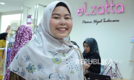 Vice President Elzatta Hijab, Tika Mulya, memberikan tips bagi penggemar fast fashion agar bisa berperan dalam menjaga alam.