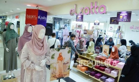 Toko busana Muslim Elzatta dan Dauky. Industri fashion Muslim dituding besar andilnya dalam pencemaran lingkungan. 