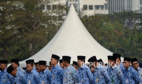 Sejumlah Aparatur Sipil Negara (ASN) Pemprov DKI Jakarta mengikuti upacara . (ilustrasi)