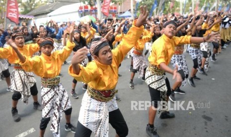 Rekor Muri Peringati Sumpah Pemuda. Penari dari pelajar dan pegawai instansi menari Soreng bersama di Mungkid, Magelang, Jawa Tengah, Senin (28/10/2019).