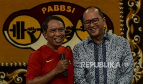 Menteri Pemuda dan Olahraga (Menpora) Zainudin Amali didampingi Ketua Umum PB PABBSI Rosan Perkasa Roeslani saat berkunjung meninjau pelatnas cabang olahraga angkat besi di Mess Kweni, Jakarta, Senin (28/10).