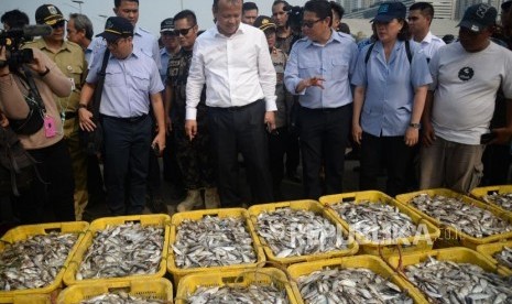 Menteri Kelautan dan Perikanan Edhy Prabowo berbincang dengan nelayan saat berkunjung ke Pelabuhan Ikan Muara Angke, Jakarta, Senin (28/10).