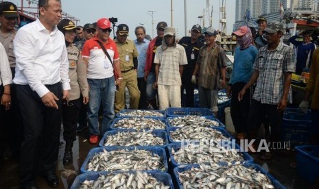 Menteri Kelautan dan Perikanan Edhy Prabowo berbincang dengan nelayan saat berkunjung ke Pelabuhan Ikan Muara Angke, Jakarta, Senin (28/10).