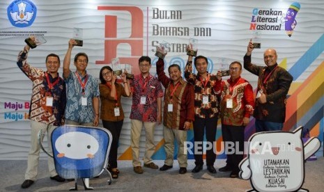 Redaktur Pelaksana Harian Umum Republika Subroto (kiri) meraih juara pertama pada gelaran Puncak Bulan Bahasa dan Sastra 2019 di Hotel Bidakara Grand Pancoran, Jakarta, Senin (28/10/2019).