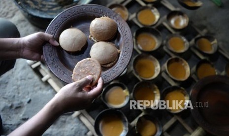 Wisata Produksi Gula Jawa. Pak Darma mendemostrasikan cara membuar gula jawa dari nira kelapa di Magelang, Jawa Tengah, Senin (28/10/2019).