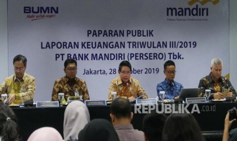 Direktur Bisnis & Jaringan Bank Mandiri Hery Gunardi (tengah) bersama Direktur Keuangan & Strategi Panji Irawan, Direktur Treasury & International Banking Darmawan Junaidi, Direktur Manajemen Risiko A. Siddik Badruddin dan Corporate Secretary Rohan Hafas (kiri-kanan) menyampaikan paparannya pada acara pemaparan kinerja perseroan Triwulan III/2019 di Jakarta, Senin (28/10) malam.