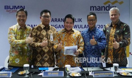 Direktur Keuangan & Strategi Bank Mandiri Panji Irawan, Direktur Treasury & International Banking Darmawan Junaidi, Direktur Bisnis & Jaringan Hery Gunardi, Direktur Manajemen Risiko A. Siddik Badruddin dan Corporate Secretary Rohan Hafas berpose bersama usai acara pemaparan kinerja perseroan Triwulan III/2019 di Jakarta, Senin (28/10) malam.