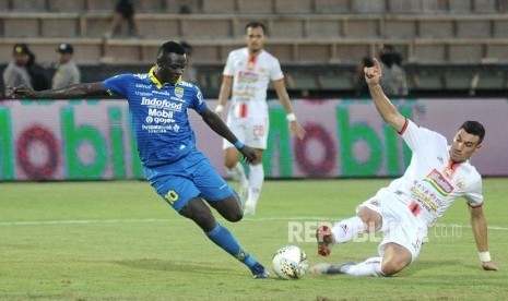 Pesepak bola Persib Bandung Ezechiel Ndouasel (kiri) berebut bola dengan pesepak bola Persija Jakarta Alexandre Luiz Reame (kanan) saat pertandingan Liga 1 2019 di Stadion Kapten I Wayan Dipta, Gianyar, Bali, Senin (28/10/2019).