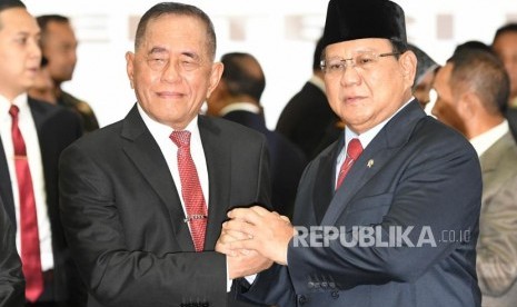 Menteri Pertahanan Prabowo Subianto (kanan) berjabat tangan dengan pejabat lama Ryamizard Ryacudu (kiri) usai acara serah terima jabatan di gedung Kementerian Pertahanan, Jakarta, Kamis (24/10/2019).