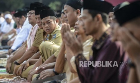 Sejumlah Aparatur Sipil Negara (ASN) Pemerintah Kota Depok saat melaksanakan Shalat Istisqa di Lapangan Balai Kota Depok, Jawa Barat, Selasa (29/10).(Republika/Putra M. Akbar)