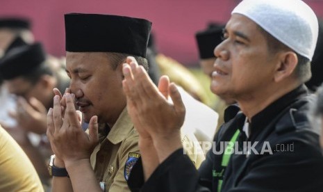 Sejumlah Aparatur Sipil Negara (ASN) Pemerintah Kota Depok berdoa usai melaksanakan Shalat Istisqa. Pemerintah telah menetapkan tanggal 28 dan 30 Oktober 2020 sebagai cuti bersama. Kebijakan ini juga berlaku bagi Aparatur Sipil Negara (ASN) yang bertugas di lingkungan Pemerintah Kota (Pemkot) Depok.