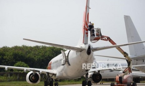 Teknisi melakukan perawatan dan perbaikan  pesawat di Hanggar FL Technics Indonesia Bandara Soekarno Hatta, Tangerang, Banten, Selasa (29/10).