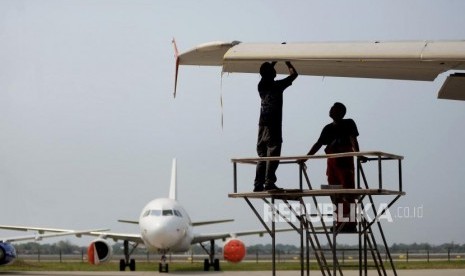 Teknisi melakukan perawatan dan perbaikan pesawat di Hanggar FL Technics Indonesia Bandara Soekarno Hatta, Tangerang, Banten, Selasa (29/10).