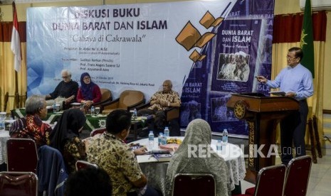 Penulis Sudibyo Markus (kanan) bersama Guru Besar Sekolah Tinggi Filsafat Driyarkara Franz Magnis Soeseno (kiri) dan Guru Besar UIN Jakarta Azyumardi Azra (kedua kanan) memberikan sambutan prolog buku karanganya yang berjudul Dunia Barat dan Islam Cahaya di Cakrawala saat diskusi buku tersebut  di Gedung PP Muhammadiyah, Jakarta, Selasa (29/10).