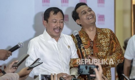 Menteri Kesehatan Terawan Agus Putranto (kiri) bersama Ketua Pengurus Besar Ikatan Dokter Indonesia (PB IDI) Daeng M. Faqih (kanan) memberikan keterangan kepada wartawan usai melakukan pertemuan tertutup di Jakarta, Rabu (30/10).