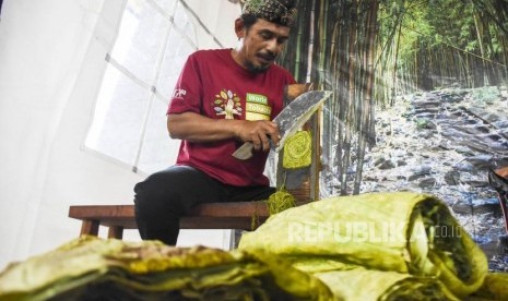 Petani mengiris tembakau di salah satu stan pada acara peringatan Hari Petani Tembakau Sedunia di Gedung Budaya Sabilulungan, Soreang, Kabupaten Bandung, Selasa (29/10).