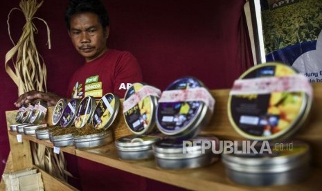 Penjual merapikan produk tembakau di salah satu stan pada acara peringatan Hari Petani Tembakau Sedunia. Pelaku usaha penjual tembakau menilai RUU Kesehatan bisa mematikan usahanya