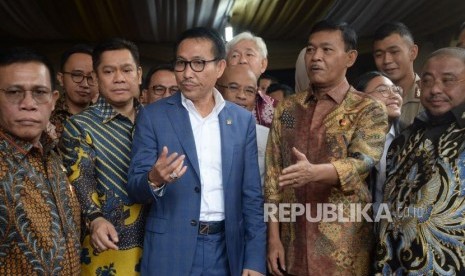 Ketua Komisi III DPR Herman Hery berbincang dengan Calon Kapolri Komjen Pol Idham Aziz didampingi para anggota komisi III usai berkunjung ke Kediaman Komjen Pol Idham Aziz di Jakarta, Rabu (30/10).