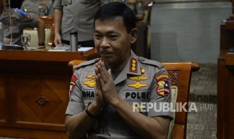 Calon Kapolri Komjen Pol Idham Aziz memberi salam sebelum mengikuti uji kepatutan dan kelayakan dengan Komisi III DPR RI, Kompleks Parlemen, Senayan, Jakarta, Rabu (30/10).