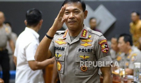 Calon Kapolri Komjen Pol Idham Aziz memberi hormat sebelum mengikuti uji kepatutan dan kelayakan dengan Komisi III DPR RI, Kompleks Parlemen, Senayan, Jakarta, Rabu (30/10).