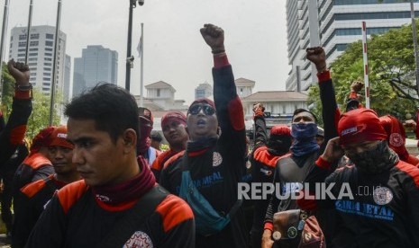 Sejumlah buruh yang tergabung dalam Konfederasi Serikat Pekerja Indonesia (KSPI) melakukan aksi unjuk rasa di depan Balai Kota, Jakarta, Rabu (30/10).