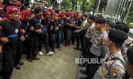 Sejumlah buruh yang tergabung dalam Konfederasi Serikat Pekerja Indonesia (KSPI) melakukan aksi unjuk rasa di depan Balai Kota, Jakarta, Rabu (30/10).