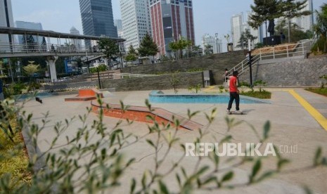 Sejumlah warga beraktivitas di ruang terbuka hijau Dukuh Atas, Jalan Sudirman Thamrin, Jakarta, Rabu (30/10/2019).