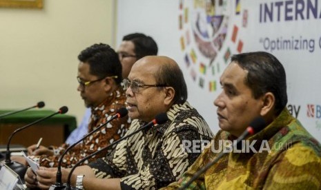 Sekretaris Jenderal World Zakat Forum (WZF) Bambang Sudibyo (tengah) bersama Ketua Baznas Provinsi Jawa Barat KH Arif Ramdani (kiri), Steering Committee WZF Jaja Jaelani (kanan) memberikan keterangan saat jumpa pers terkait acara Konferensi Internasional World Zakat Forum 2019 di Jakarta, Rabu (30/10).