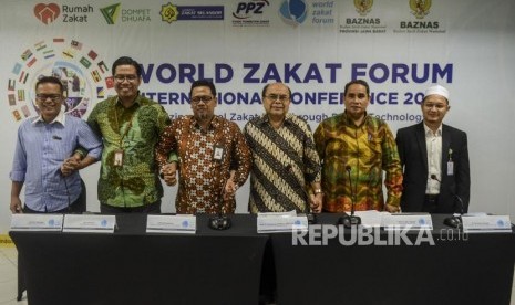 Sekretaris Jenderal World Zakat Forum (WZF) Bambang Sudibyo (ketiga kanan) bersama Organizing Committe WZF Guntur Subagja, Organizing Committe WZF Nur Effendi, Ketua Baznas Provinsi Jawa Barat KH Arif Ramdani, Steering Committee WZF Jaja Jaelani dan Wakil Ketua Organizing Committee WZF M Hasbi Zaenal (dari kiri ke kanan) memberikan keterangan saat jumpa pers terkait acara Konferensi Internasional World Zakat Forum 2019 di Jakarta, Rabu (30/10).