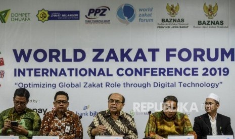 Sekretaris Jenderal World Zakat Forum (WZF) Bambang Sudibyo (tengah) bersama Organizing Committe WZF Nur Effendi, Ketua Baznas Provinsi Jawa Barat KH Arif Ramdani, Steering Committee WZF Jaja Jaelani dan Wakil Ketua Organizing Committee WZF M Hasbi Zaenal (dari kiri ke kanan) memberikan keterangan saat jumpa pers terkait acara Konferensi Internasional World Zakat Forum 2019 di Jakarta, Rabu (30/10).