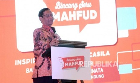 Menkopolhukam Mahfud MD tampil pada acara Bicang Seru Mahfud, di Gedung Graha Sanusi, Universitas Padjadjaran (Unpad), Jalan Dipaiukur, Kota Bandung, Rabu (30/10).