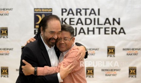 Presiden PKS Mohamad Sohibul Iman berpelukan dengan Ketua Umum Partai NasDem Surya Paloh usai melakukan pertemuan di Kantor DPP PKS, Jakarta, Rabu (30/10).