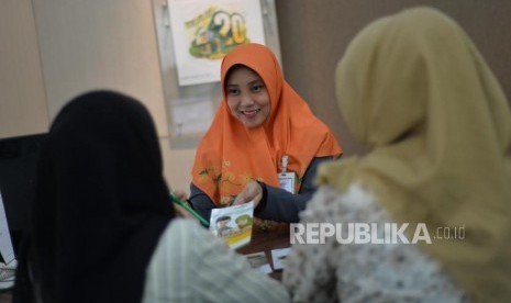 Costumer Service melayani nasabah di Bank Syariah Mandiri (Mandiri Syariah) Kantor Cabang Mayestik, Jakarta, Rabu (30/10).