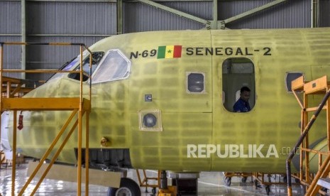 Teknisi menyelesaikan produksi pesawat terbang CN235 di Hanggar Fixed Wing PT Dirgantara Indonesia (PTDI), Kota Bandung, Rabu (30/10).