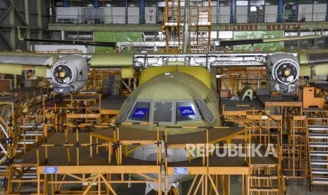 Teknisi menyelesaikan produksi pesawat terbang CN235 di Hanggar Fixed Wing PT Dirgantara Indonesia (PTDI), Kota Bandung, Rabu (30/10).