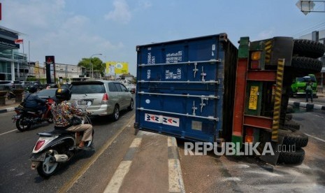 Sejumlah warga melintas disamping truk kontainer yang mengalami kecelakaan di Jalan Sultan Agung, Kranji, Bekasi, Jawa Barat, Kamis (31/10/2019).